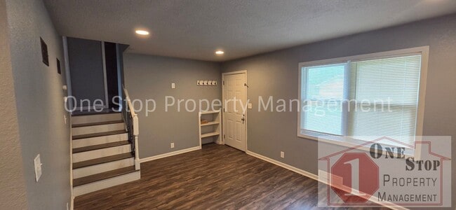 Building Photo - Stunning 3 bedroom, 2 bathroom duplex in Lee's Summit!