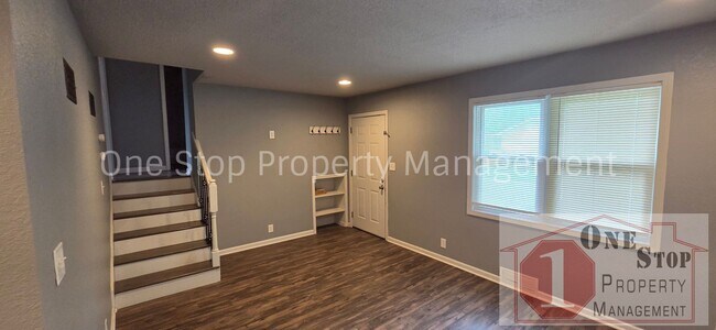 Foto del edificio - Stunning 3 bedroom, 2 bathroom duplex in Lee's Summit!