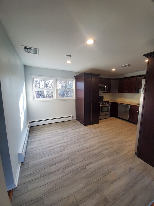 Building Photo - 429 Midland Ave