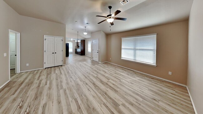 Building Photo - Charming 3 Bedroom 2 Bathroom Home in Edmo...