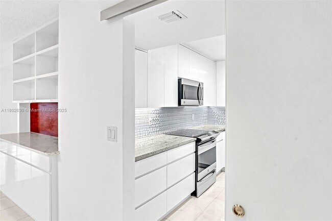 Building Photo - 2500 Parkview Dr