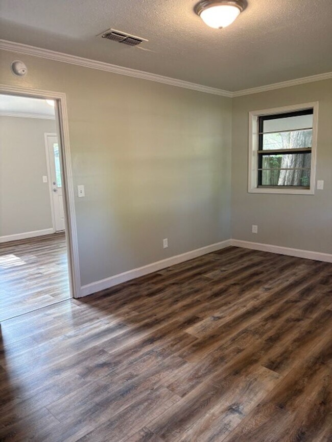 Building Photo - Renovated 3 Bedroom 1 Bath Home for Rent!