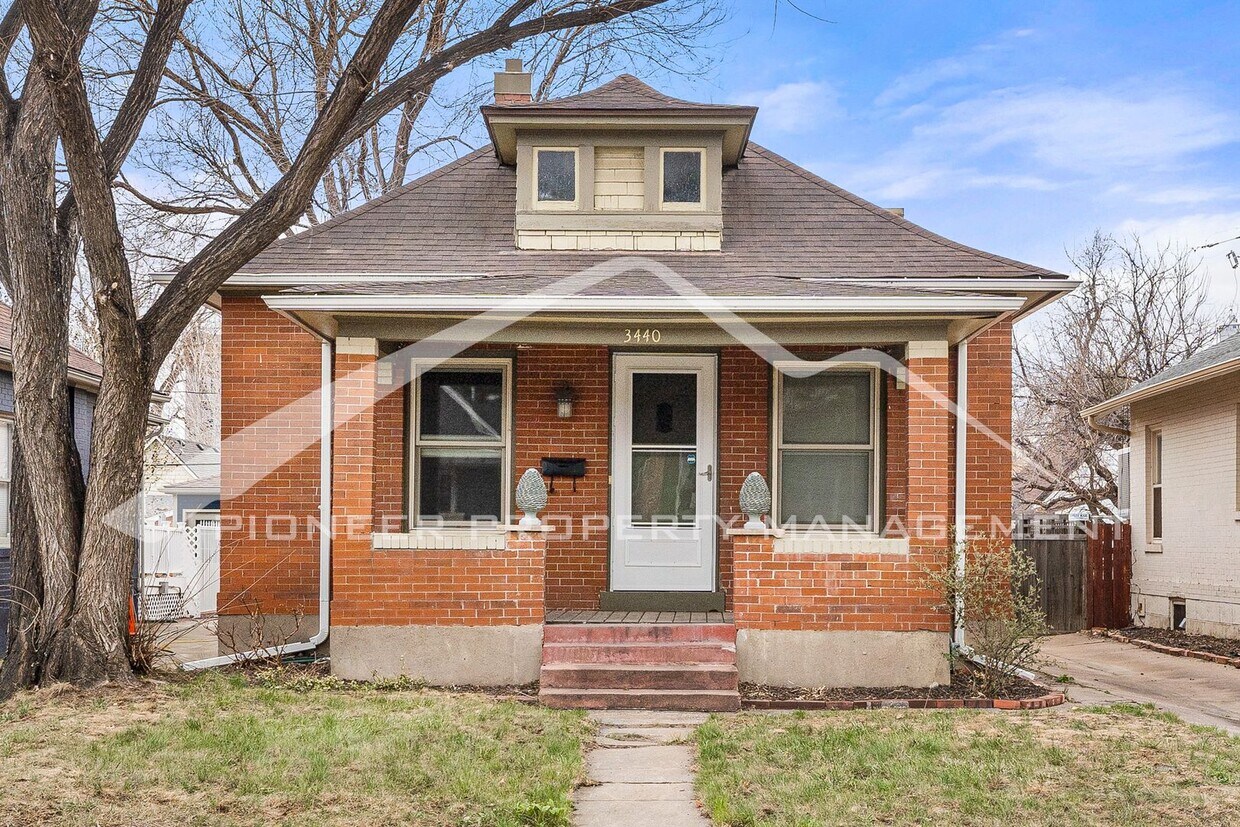 Primary Photo - Cozy Bungalow with Central A/C and Backyard!
