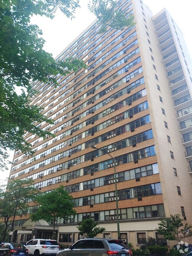 Building Photo - 6030 N Sheridan Rd