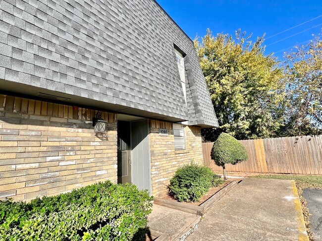 Foto del edificio - 1229 Lakecrest Dr
