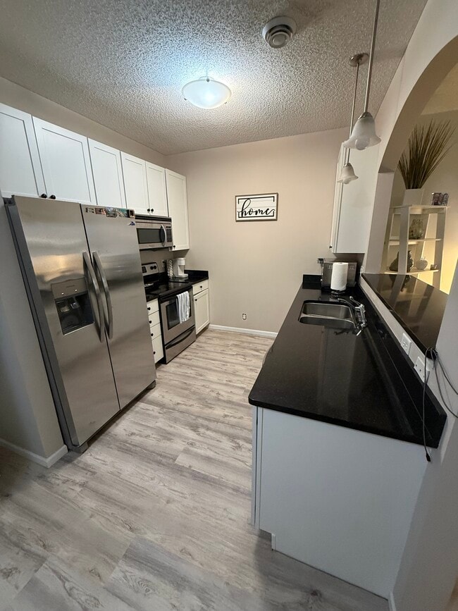 Building Photo - 452 W 84th St