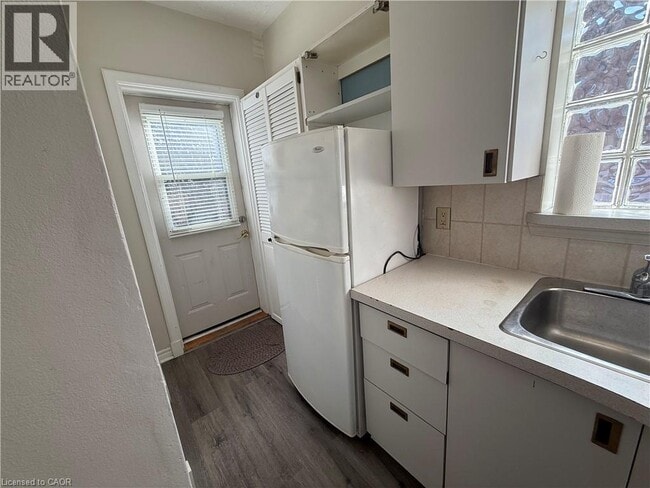 Building Photo - 279 Rosedale Ave