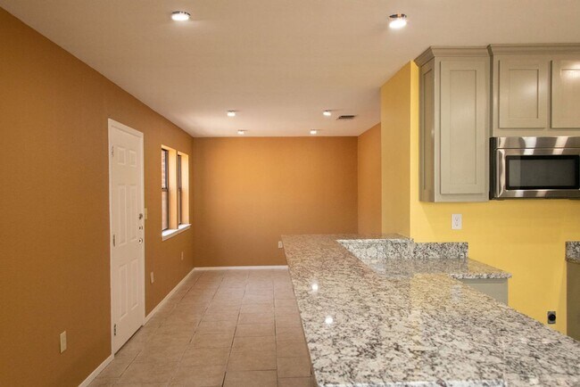 Foto del edificio - Newly Remodeled 3/2/1 on Wooded Lot