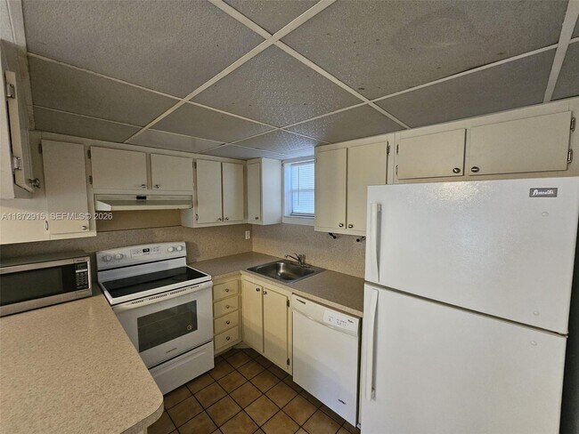 Foto del edificio - 8290 Lake Dr