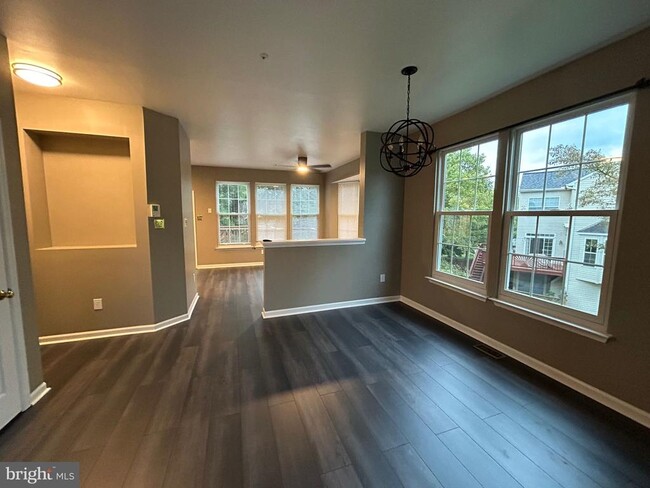Building Photo - 8761 Stonehouse Dr