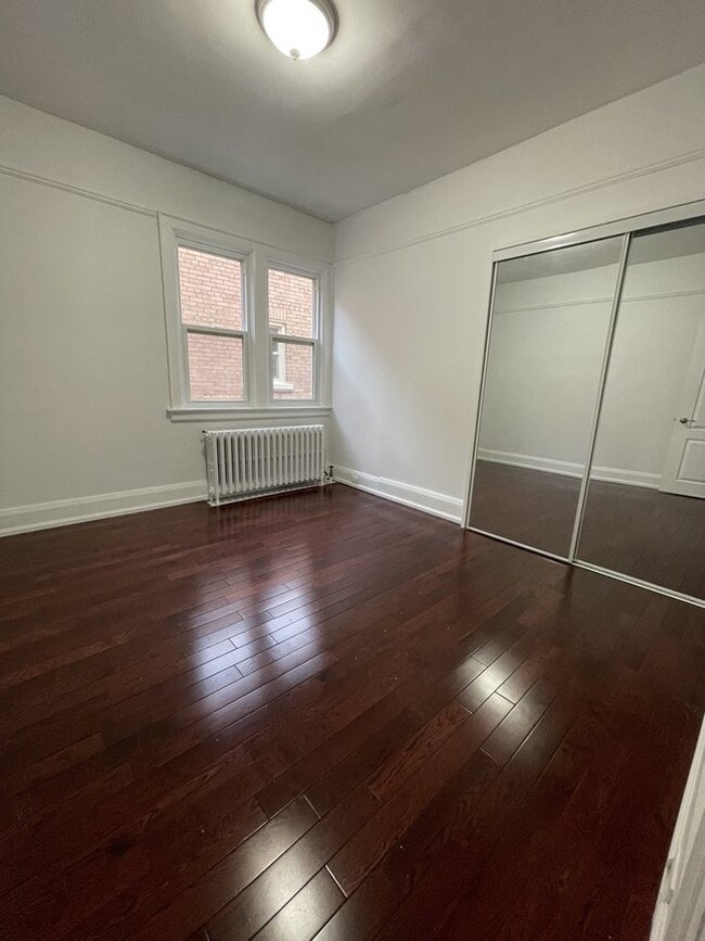 Building Photo - 3 Bdrm Apartment
