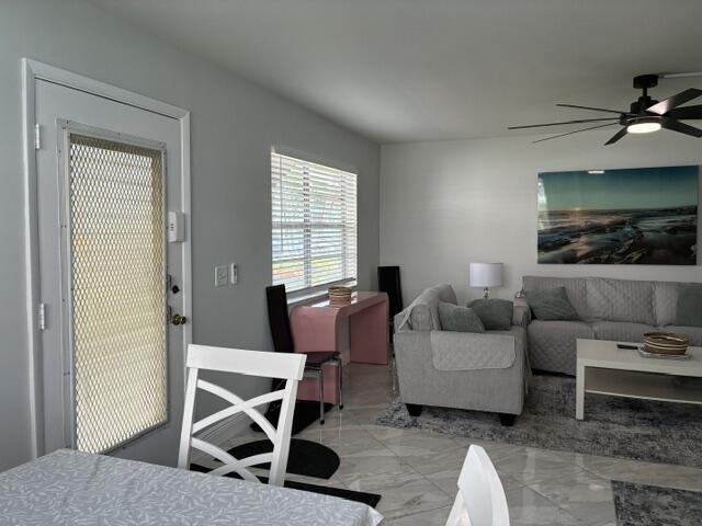 Foto del edificio - 664 Normandy Ln