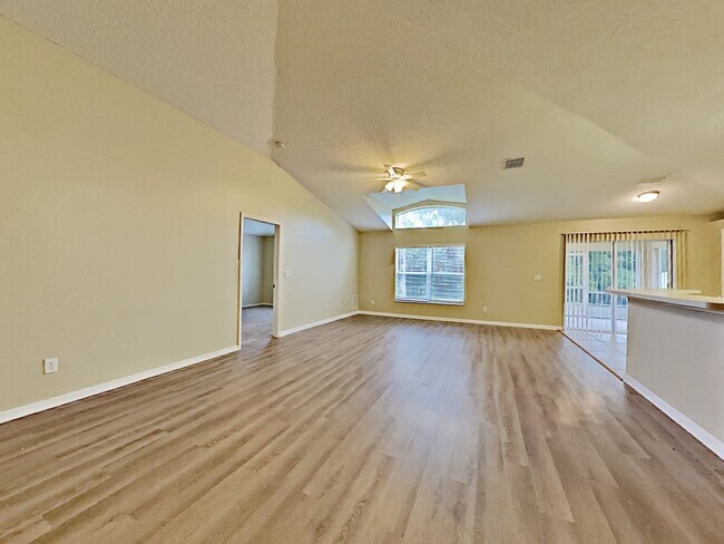 Foto del edificio - 305 Three Oaks Dr