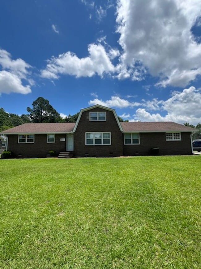 Building Photo - 202 N Lakewood Dr