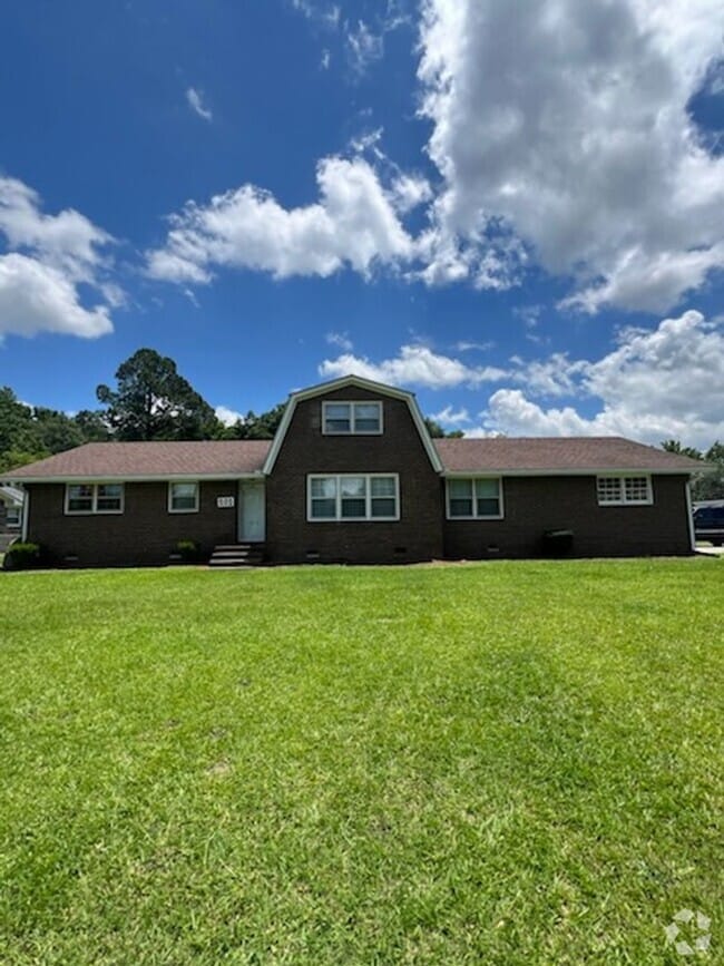 Building Photo - 202 N Lakewood Dr
