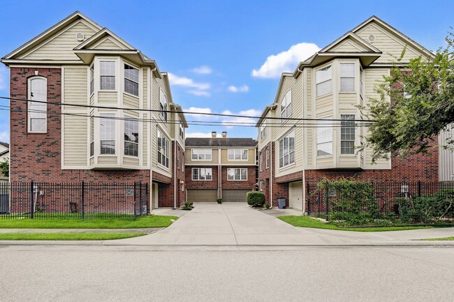 Building Photo - 2 Bedroom Three Story Townhome!