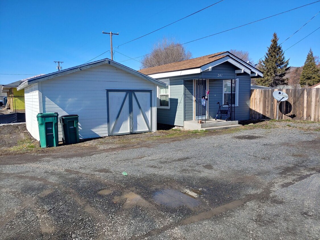 Primary Photo - Cute One Bedroom House