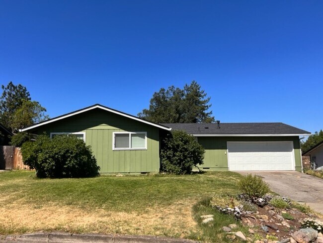 Foto del edificio - Three bedroom home with large yard| Available July!