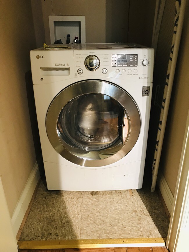 Building Photo - 4411 1st Pl NE