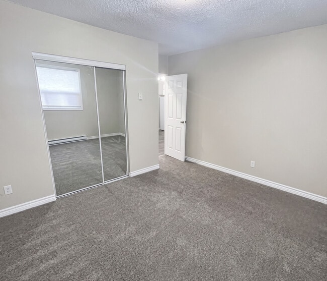 Building Photo - Tillson Apartments 4