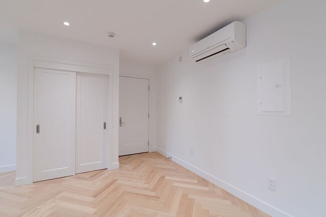 Building Photo - 590 Av. Outremont