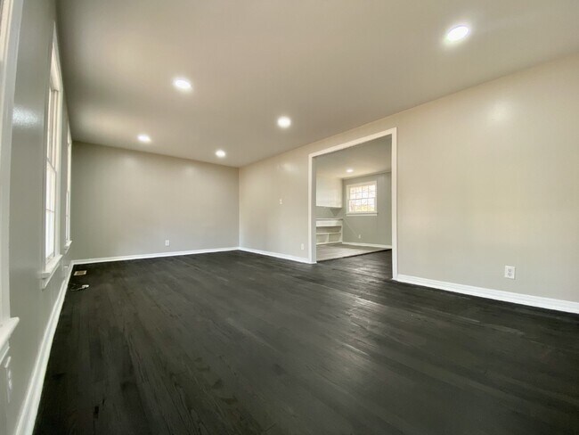 Foto del edificio - "Charming 3-Bedroom Rental with Hardwood Floors in Florence, AL - A Must-See!"