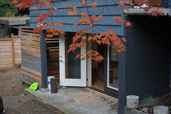 Foto del edificio - Serene, private setting in the Seahurst neighborhood