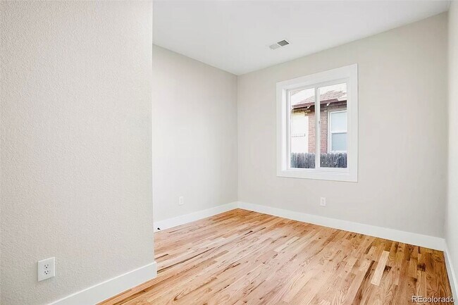 Building Photo - Beautiful 2 Bed 2 Bath With Bonus Living Space in Denver's Clayton Neighborhood