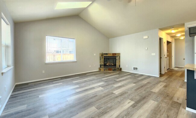 Building Photo - 3 Bedroom 2 Bath Home in Arlington