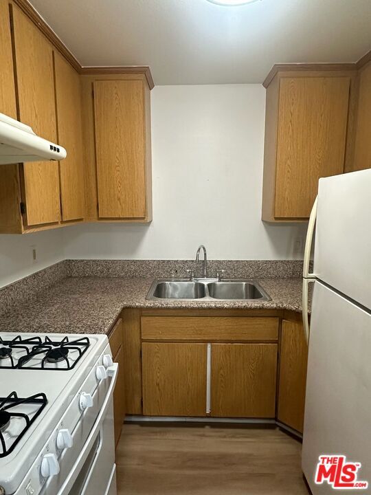 Building Photo - 428 S Grand View St