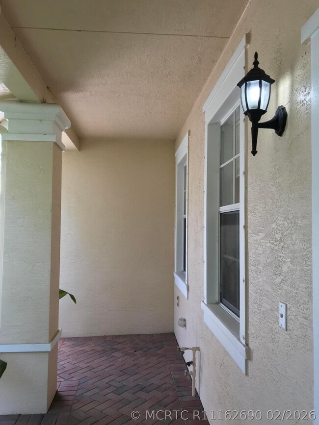 Building Photo - 141 E Thatch Palm Cir