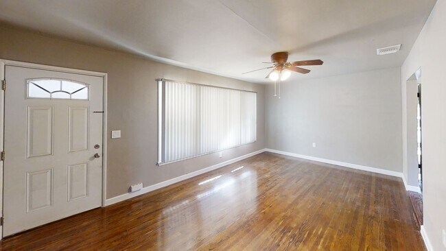 Building Photo - **Pending**3 Bedroom + Sunroom Property wi...