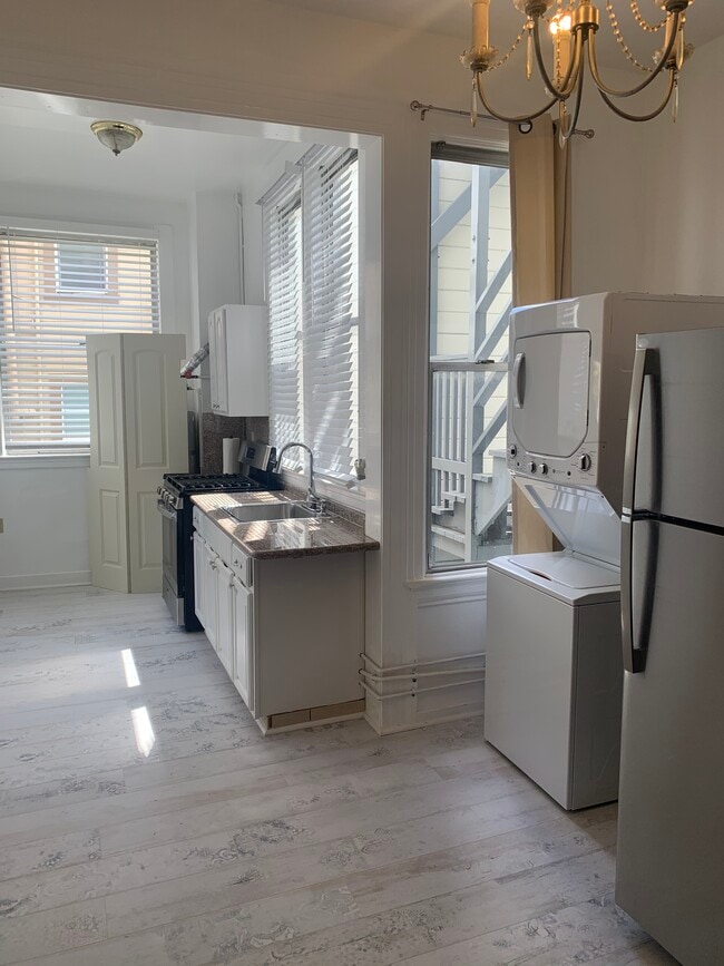 Large sunny kitchen - 429 Union St