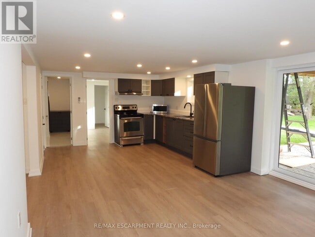 Building Photo - 7 Bayview Ave