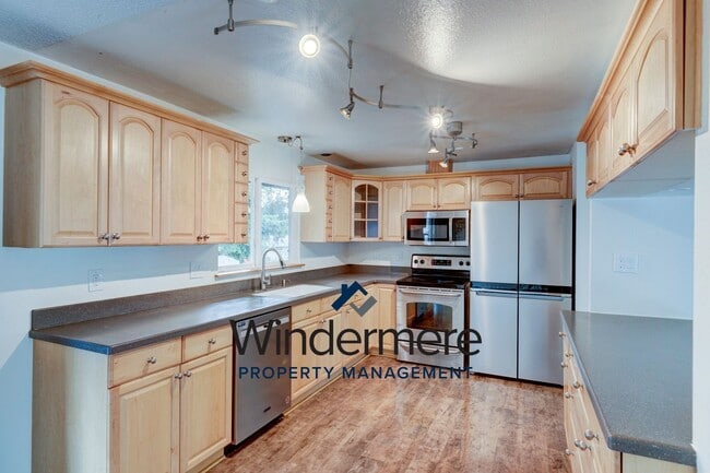 Building Photo - Beautiful 4 bedroom 2.5 bathroom home