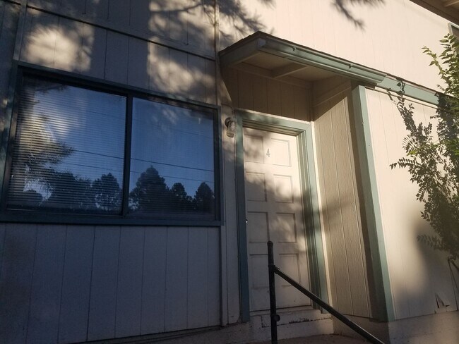Foto del edificio - $200 OFF 1st Month! Updated 2 Bed, 1 Bath Townhouse next to NAU!! Students & Sm. Pets OK !! Avail...