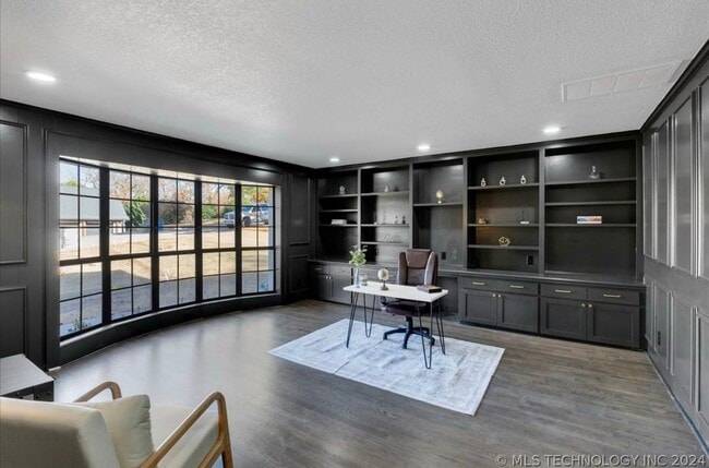 Foto del edificio - 11016 S Jamestown Ave