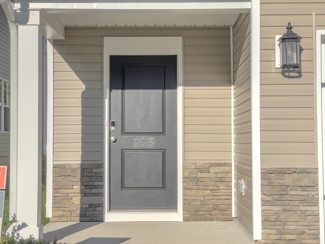 Building Photo - 423 Mariene Dr