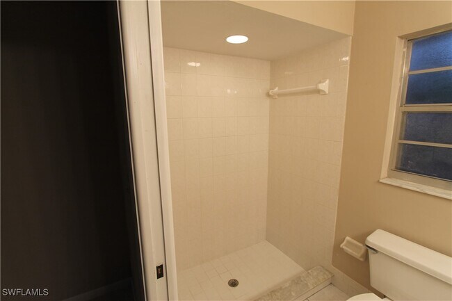 Foto del edificio - 787 98th Ave N