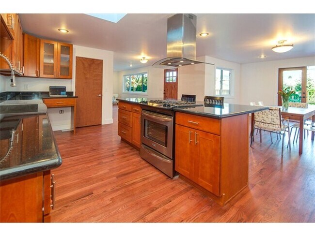 Foto del edificio - Incredible 3 Bed 2 Bath Madrona Home for L...
