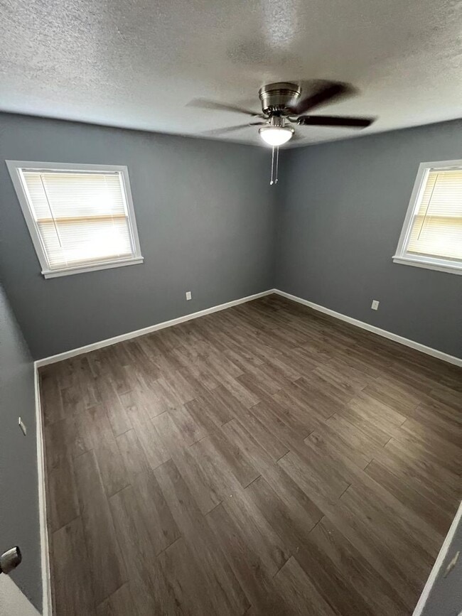 Building Photo - $0 First Month's Rent / $0 Deposit at Move-in