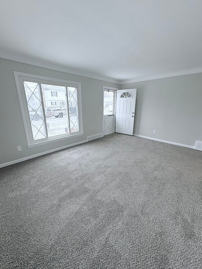 Foto del edificio - Newly Renovated 3BR 2BA Home w/ Garage + Washer/Dryer in the heart of Wickliffe, OH.