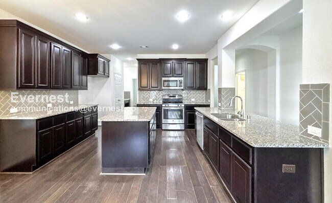 Foto del edificio - 4811 Sunset Park Ln