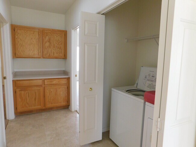 Laundry/Hall - 517 W Mesquite Blvd