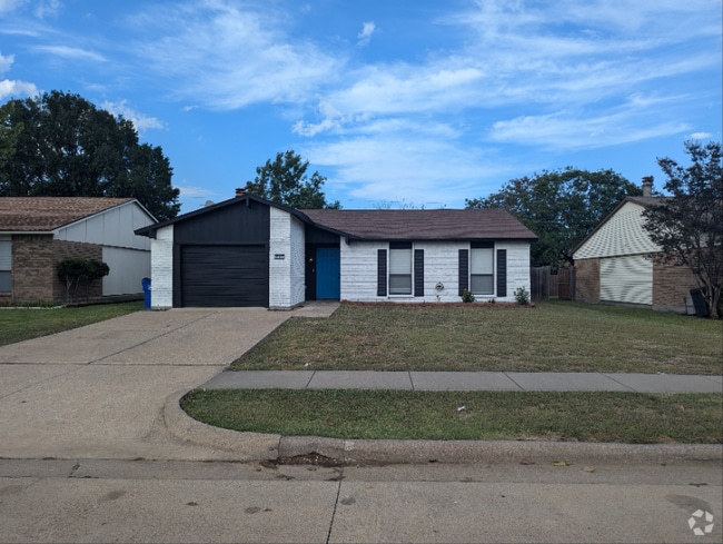 Building Photo - 510 Woodcrest Way