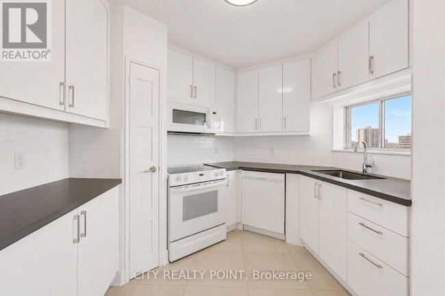 Building Photo - 9 Deer Park Crescent