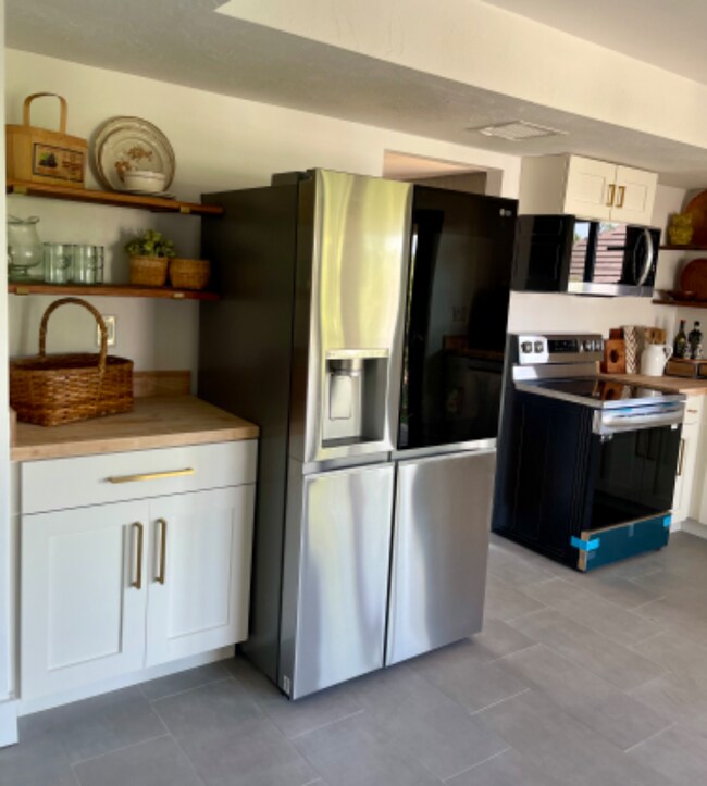 Building Photo - 10602 Vanderbilt Dr