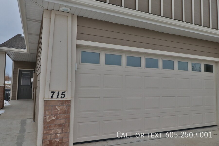 Primary Photo - Elegant 2 Bedroom 2 Bathroom Twin Home in ...