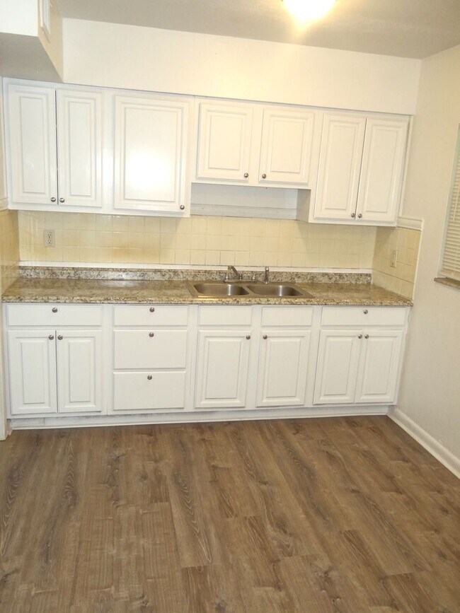 Foto del edificio - 3 Bedroom, 1 bath home - Just renovated