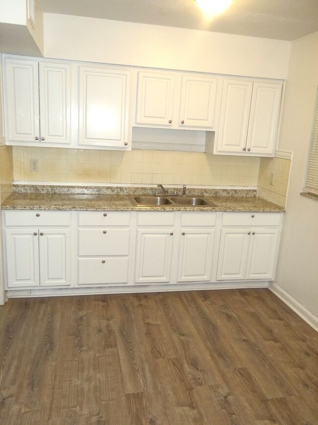 Building Photo - Just renovated - $850 off move in special
